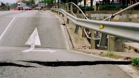 El pont de la carretera N-II sobre la riera de Sant Simó de Mataró cau per les fortes pluges i rierades del 21 de setembre de 1995, les més intenses a Barcelona i el Maresme des del 1914. Mataró. 22 de setembre de 1995