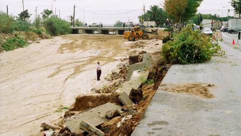 El pont de la carretera N-II sobre la riera de Sant Simó de Mataró cau per les fortes pluges i rierades del 21 de setembre de 1995, les més intenses a Barcelona i el Maresme des del 1914. Mataró. 22 de setembre de 1995