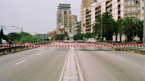 El pont de la carretera N-II sobre la riera de Sant Simó de Mataró cau per les fortes pluges i rierades del 21 de setembre de 1995, les més intenses a Barcelona i el Maresme des del 1914. Mataró. 22 de setembre de 1995