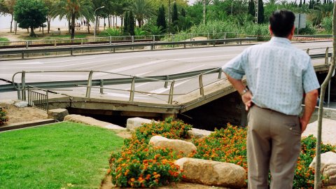 El pont de la carretera N-II sobre la riera de Sant Simó de Mataró cau per les fortes pluges i rierades del 21 de setembre de 1995, les més intenses a Barcelona i el Maresme des del 1914. Mataró. 22 de setembre de 1995