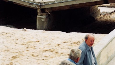 El pont de la carretera N-II sobre la riera de Sant Simó de Mataró cau per les fortes pluges i rierades del 21 de setembre de 1995, les més intenses a Barcelona i el Maresme des del 1914. Mataró. 22 de setembre de 1995