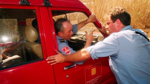 Incendi forestal a Calella l'estiu de 1994. Extinció a càrrec dels bombers del parc de Pineda de Mar, de l'Alt Maresme, amb suport aeri d'helicòpters i per terra d'agents forestals. Parc Natural del Montnegre-Corredor. Calella