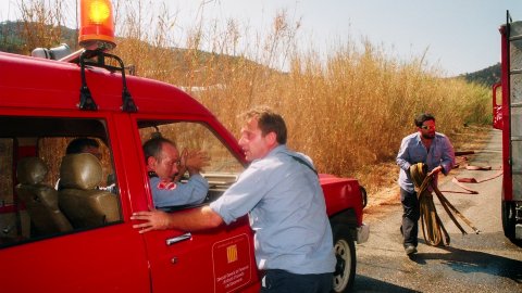 Incendi forestal a Calella l'estiu de 1994. Extinció a càrrec dels bombers del parc de Pineda de Mar, de l'Alt Maresme, amb suport aeri d'helicòpters i per terra d'agents forestals. Parc Natural del Montnegre-Corredor. Calella