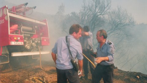 Incendi forestal a Calella l'estiu de 1994. Extinció a càrrec dels bombers del parc de Pineda de Mar, de l'Alt Maresme, amb suport aeri d'helicòpters i per terra d'agents forestals. Parc Natural del Montnegre-Corredor. Calella