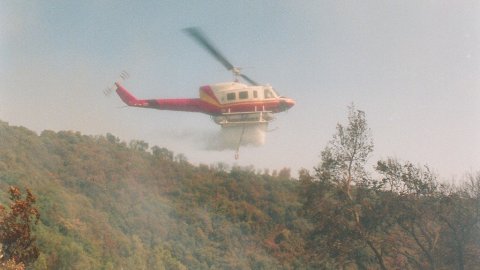Incendi forestal a Calella l'estiu de 1994. Extinció a càrrec dels bombers del parc de Pineda de Mar, de l'Alt Maresme, amb suport aeri d'helicòpters i per terra d'agents forestals. Parc Natural del Montnegre-Corredor. Calella
