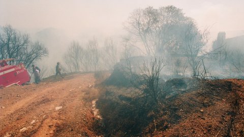 Incendi forestal a Calella l'estiu de 1994. Extinció a càrrec dels bombers del parc de Pineda de Mar, de l'Alt Maresme, amb suport aeri d'helicòpters i per terra d'agents forestals. Parc Natural del Montnegre-Corredor. Calella