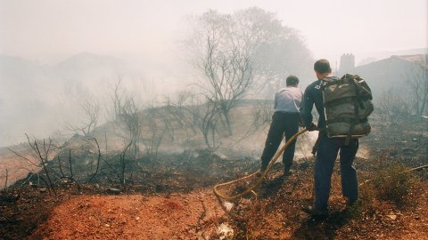 Incendi forestal a Calella l'estiu de 1994. Extinció a càrrec dels bombers del parc de Pineda de Mar, de l'Alt Maresme, amb suport aeri d'helicòpters i per terra d'agents forestals. Parc Natural del Montnegre-Corredor. Calella