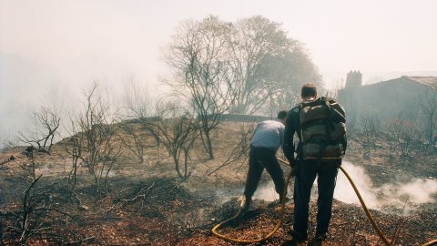 Incendi forestal a Calella l'estiu de 1994. Extinció a càrrec dels bombers del parc de Pineda de Mar, de l'Alt Maresme, amb suport aeri d'helicòpters i per terra d'agents forestals. Parc Natural del Montnegre-Corredor. Calella