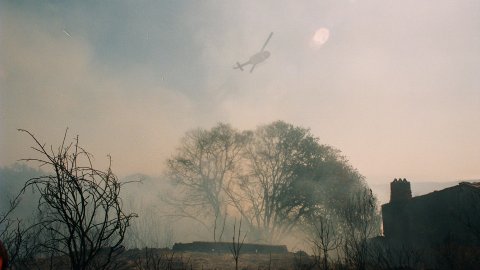 Incendi forestal a Calella l'estiu de 1994. Extinció a càrrec dels bombers del parc de Pineda de Mar, de l'Alt Maresme, amb suport aeri d'helicòpters i per terra d'agents forestals. Parc Natural del Montnegre-Corredor. Calella