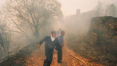 Incendi forestal a Calella l'estiu de 1994. Extinció a càrrec dels bombers del parc de Pineda de Mar, de l'Alt Maresme, amb suport aeri d'helicòpters i per terra d'agents forestals. Parc Natural del Montnegre-Corredor. Calella