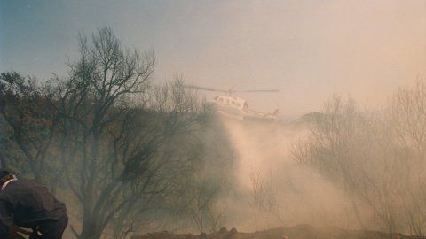 Incendi forestal a Calella l'estiu de 1994. Extinció a càrrec dels bombers del parc de Pineda de Mar, de l'Alt Maresme, amb suport aeri d'helicòpters i per terra d'agents forestals. Parc Natural del Montnegre-Corredor. Calella
