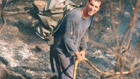 Incendi forestal a Calella l'estiu de 1994. Extinció a càrrec dels bombers del parc de Pineda de Mar, de l'Alt Maresme, amb suport aeri d'helicòpters i per terra d'agents forestals. Parc Natural del Montnegre-Corredor. Calella