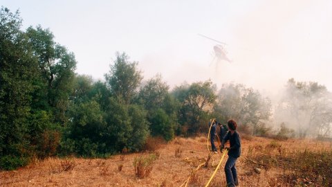 Incendi forestal a Calella l'estiu de 1994. Extinció a càrrec dels bombers del parc de Pineda de Mar, de l'Alt Maresme, amb suport aeri d'helicòpters i per terra d'agents forestals. Parc Natural del Montnegre-Corredor. Calella