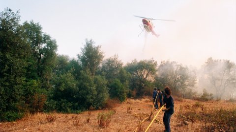 Incendi forestal a Calella l'estiu de 1994. Extinció a càrrec dels bombers del parc de Pineda de Mar, de l'Alt Maresme, amb suport aeri d'helicòpters i per terra d'agents forestals. Parc Natural del Montnegre-Corredor. Calella