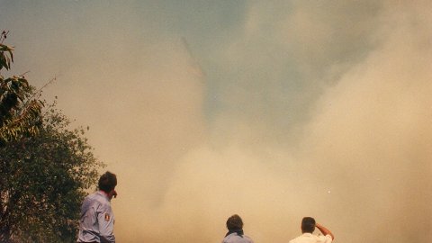 Incendi forestal a Calella l'estiu de 1994. Extinció a càrrec dels bombers del parc de Pineda de Mar, de l'Alt Maresme, amb suport aeri d'helicòpters i per terra d'agents forestals. Parc Natural del Montnegre-Corredor. Calella