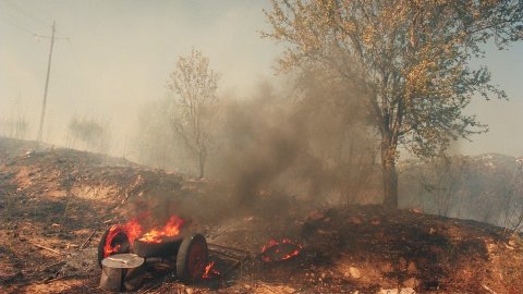 Incendi forestal a Calella l'estiu de 1994. Extinció a càrrec dels bombers del parc de Pineda de Mar, de l'Alt Maresme, amb suport aeri d'helicòpters i per terra d'agents forestals. Parc Natural del Montnegre-Corredor. Calella