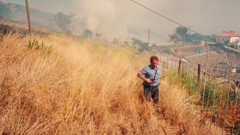 Incendi forestal a Calella l'estiu de 1994. Extinció a càrrec dels bombers del parc de Pineda de Mar, de l'Alt Maresme, amb suport aeri d'helicòpters i per terra d'agents forestals. Parc Natural del Montnegre-Corredor. Calella