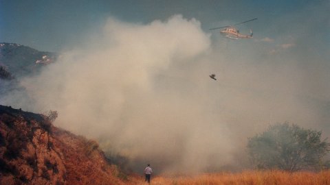 Incendi forestal a Calella l'estiu de 1994. Extinció a càrrec dels bombers del parc de Pineda de Mar, de l'Alt Maresme, amb suport aeri d'helicòpters i per terra d'agents forestals. Parc Natural del Montnegre-Corredor. Calella