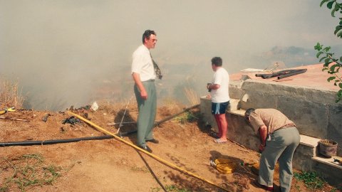 Incendi forestal a Calella l'estiu de 1994. Extinció a càrrec dels bombers del parc de Pineda de Mar, de l'Alt Maresme, amb suport aeri d'helicòpters i per terra d'agents forestals. A la imatge, els aleshores regidors de Calella Francesc Montero i Xavier Pacheco. Parc Natural del Montnegre-Corredor. Calella