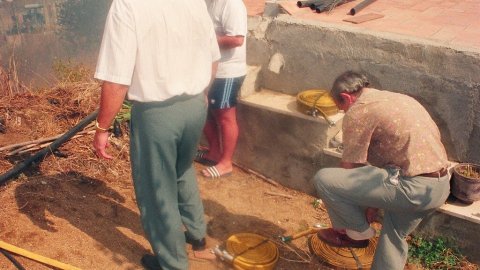 Incendi forestal a Calella l'estiu de 1994. Extinció a càrrec dels bombers del parc de Pineda de Mar, de l'Alt Maresme, amb suport aeri d'helicòpters i per terra d'agents forestals. A la imatge, els aleshores regidors de Calella Francesc Montero i Xavier Pacheco. Parc Natural del Montnegre-Corredor. Calella