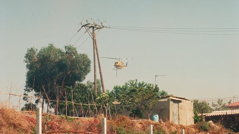Incendi forestal a Calella l'estiu de 1994. Extinció a càrrec dels bombers del parc de Pineda de Mar, de l'Alt Maresme, amb suport aeri d'helicòpters i per terra d'agents forestals. Parc Natural del Montnegre-Corredor. Calella