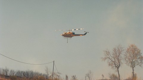 Incendi forestal a Calella l'estiu de 1994. Extinció a càrrec dels bombers del parc de Pineda de Mar, de l'Alt Maresme, amb suport aeri d'helicòpters i per terra d'agents forestals. Parc Natural del Montnegre-Corredor. Calella