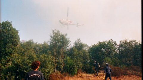 Incendi forestal a Calella l'estiu de 1994. Extinció a càrrec dels bombers del parc de Pineda de Mar, de l'Alt Maresme, amb suport aeri d'helicòpters i per terra d'agents forestals. Parc Natural del Montnegre-Corredor. Calella