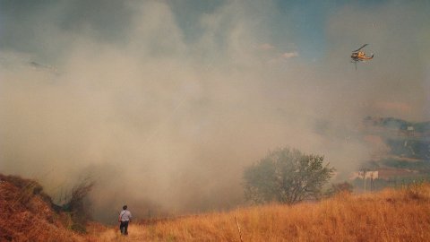 Incendi forestal a Calella l'estiu de 1994. Extinció a càrrec dels bombers del parc de Pineda de Mar, de l'Alt Maresme, amb suport aeri d'helicòpters i per terra d'agents forestals. Parc Natural del Montnegre-Corredor. Calella