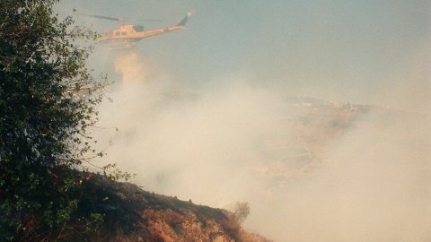 Incendi forestal a Calella l'estiu de 1994. Extinció a càrrec dels bombers del parc de Pineda de Mar, de l'Alt Maresme, amb suport aeri d'helicòpters i per terra d'agents forestals. Parc Natural del Montnegre-Corredor. Calella