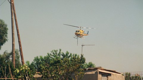 Incendi forestal a Calella l'estiu de 1994. Extinció a càrrec dels bombers del parc de Pineda de Mar, de l'Alt Maresme, amb suport aeri d'helicòpters i per terra d'agents forestals. Parc Natural del Montnegre-Corredor. Calella