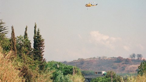 Incendi forestal a Calella l'estiu de 1994. Extinció a càrrec dels bombers del parc de Pineda de Mar, de l'Alt Maresme, amb suport aeri d'helicòpters i per terra d'agents forestals. Parc Natural del Montnegre-Corredor. Calella