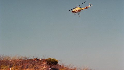 Incendi forestal a Calella l'estiu de 1994. Extinció a càrrec dels bombers del parc de Pineda de Mar, de l'Alt Maresme, amb suport aeri d'helicòpters i per terra d'agents forestals. Parc Natural del Montnegre-Corredor. Calella