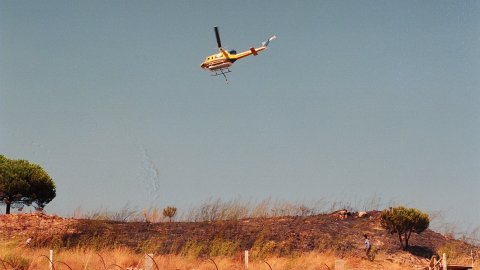 Incendi forestal a Calella l'estiu de 1994. Extinció a càrrec dels bombers del parc de Pineda de Mar, de l'Alt Maresme, amb suport aeri d'helicòpters i per terra d'agents forestals. Parc Natural del Montnegre-Corredor. Calella