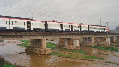 Descarrilament del tren entre Malgrat de Mar i Blanes, a la línia de la costa del Maresme, provocat per Andreu Rabadán, autor confès de tres sabotatges i del crim del seu pare, a Palafolls. Aquest seria el segon. Malgrat de Mar-Palafolls-Blanes. 4 de gener de 1994