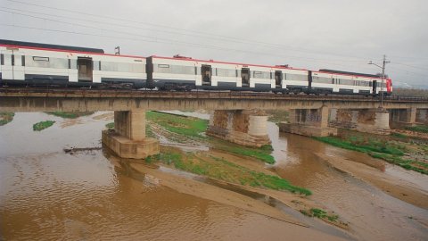 Descarrilament del tren entre Malgrat de Mar i Blanes, a la línia de la costa del Maresme, provocat per Andreu Rabadán, autor confès de tres sabotatges i del crim del seu pare, a Palafolls. Aquest seria el segon. Malgrat de Mar-Palafolls-Blanes. 4 de gener de 1994
