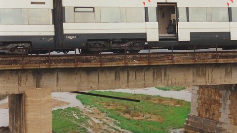 Descarrilament del tren entre Malgrat de Mar i Blanes, a la línia de la costa del Maresme, provocat per Andreu Rabadán, autor confès de tres sabotatges i del crim del seu pare, a Palafolls. Aquest seria el segon. Malgrat de Mar-Palafolls-Blanes. 4 de gener de 1994