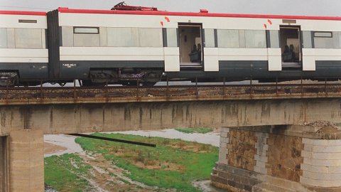Descarrilament del tren entre Malgrat de Mar i Blanes, a la línia de la costa del Maresme, provocat per Andreu Rabadán, autor confès de tres sabotatges i del crim del seu pare, a Palafolls. Aquest seria el segon. Malgrat de Mar-Palafolls-Blanes. 4 de gener de 1994