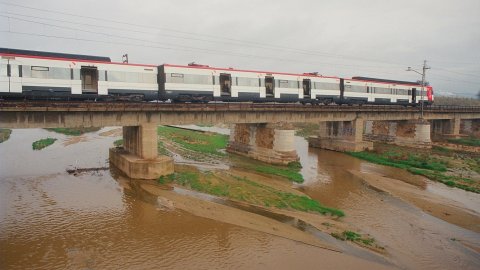 Descarrilament del tren entre Malgrat de Mar i Blanes, a la línia de la costa del Maresme, provocat per Andreu Rabadán, autor confès de tres sabotatges i del crim del seu pare, a Palafolls. Aquest seria el segon. Malgrat de Mar-Palafolls-Blanes. 4 de gener de 1994