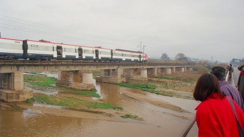Descarrilament del tren entre Malgrat de Mar i Blanes, a la línia de la costa del Maresme, provocat per Andreu Rabadán, autor confès de tres sabotatges i del crim del seu pare, a Palafolls. Aquest seria el segon. Malgrat de Mar-Palafolls-Blanes. 4 de gener de 1994