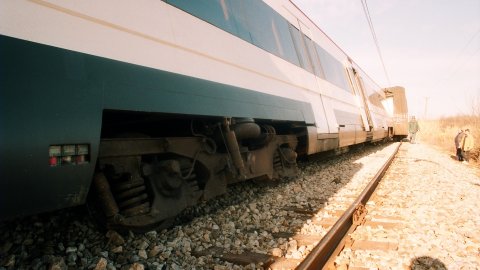 Descarrilament del tren a Tordera, a la línia de la costa del Maresme, provocat per Andreu Rabadán, autor confès de tres sabotatges i del crim del seu pare, a Palafolls. Aquest seria el tercer. Tordera. 17 de gener de 1994