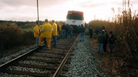 Descarrilament del tren a Tordera, a la línia de la costa del Maresme, provocat per Andreu Rabadán, autor confès de tres sabotatges i del crim del seu pare, a Palafolls. Aquest seria el tercer. Tordera. 17 de gener de 1994