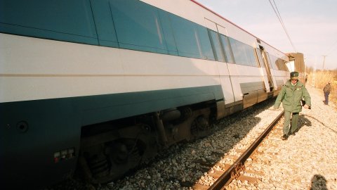 Descarrilament del tren a Tordera, a la línia de la costa del Maresme, provocat per Andreu Rabadán, autor confès de tres sabotatges i del crim del seu pare, a Palafolls. Aquest seria el tercer. Tordera. 17 de gener de 1994