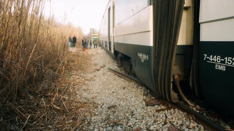 Descarrilament del tren a Tordera, a la línia de la costa del Maresme, provocat per Andreu Rabadán, autor confès de tres sabotatges i del crim del seu pare, a Palafolls. Aquest seria el tercer. Tordera. 17 de gener de 1994