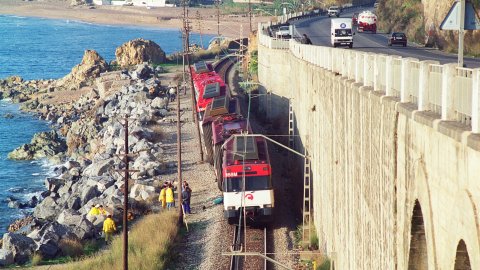 Descarrilament del tren a Sant Pol de Mar, a la línia de la costa del Maresme, provocat per Andreu Rabadán, autor confès de tres sabotatges i del crim del seu pare, a Palafolls. Aquest seria el primer sabotatge. Sant Pol de Mar. 15 de desembre de 1993