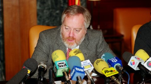 El governador civil de Barcelona, Jaume Casanovas, anuncia la detenció d'Andreu Rababán com a presumpte autor (després confès) dels descarrilaments provocats de tres trens a la línia del Maresme i de l'assassinat del seu pare, Marcial Rabadán Yepes. Barcelona. 7 de febrer de 1994