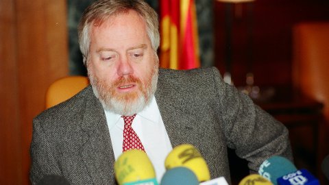 El governador civil de Barcelona, Jaume Casanovas, anuncia la detenció d'Andreu Rababán com a presumpte autor (després confès) dels descarrilaments provocats de tres trens a la línia del Maresme i de l'assassinat del seu pare, Marcial Rabadán Yepes. Barcelona. 7 de febrer de 1994