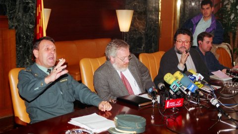 El governador civil de Barcelona, Jaume Casanovas, anuncia la detenció d'Andreu Rababán com a presumpte autor (després confès) dels descarrilaments provocats de tres trens a la línia del Maresme i de l'assassinat del seu pare, Marcial Rabadán Yepes. Barcelona. 7 de febrer de 1994