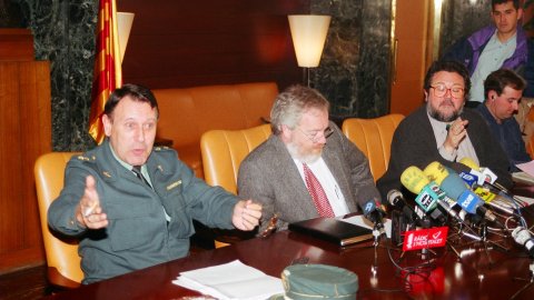 El governador civil de Barcelona, Jaume Casanovas, anuncia la detenció d'Andreu Rababán com a presumpte autor (després confès) dels descarrilaments provocats de tres trens a la línia del Maresme i de l'assassinat del seu pare, Marcial Rabadán Yepes. Barcelona. 7 de febrer de 1994