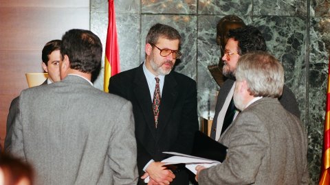 El governador civil de Barcelona, Jaume Casanovas, anuncia la detenció d'Andreu Rababán com a presumpte autor (després confès) dels descarrilaments provocats de tres trens a la línia del Maresme i de l'assassinat del seu pare, Marcial Rabadán Yepes. Barcelona. 7 de febrer de 1994