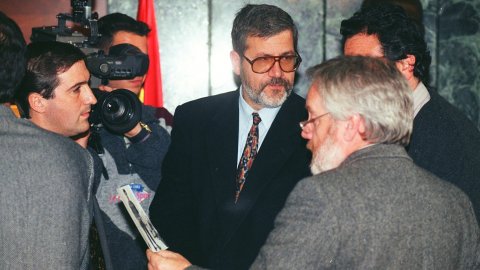 El governador civil de Barcelona, Jaume Casanovas, anuncia la detenció d'Andreu Rababán com a presumpte autor (després confès) dels descarrilaments provocats de tres trens a la línia del Maresme i de l'assassinat del seu pare, Marcial Rabadán Yepes. Barcelona. 7 de febrer de 1994